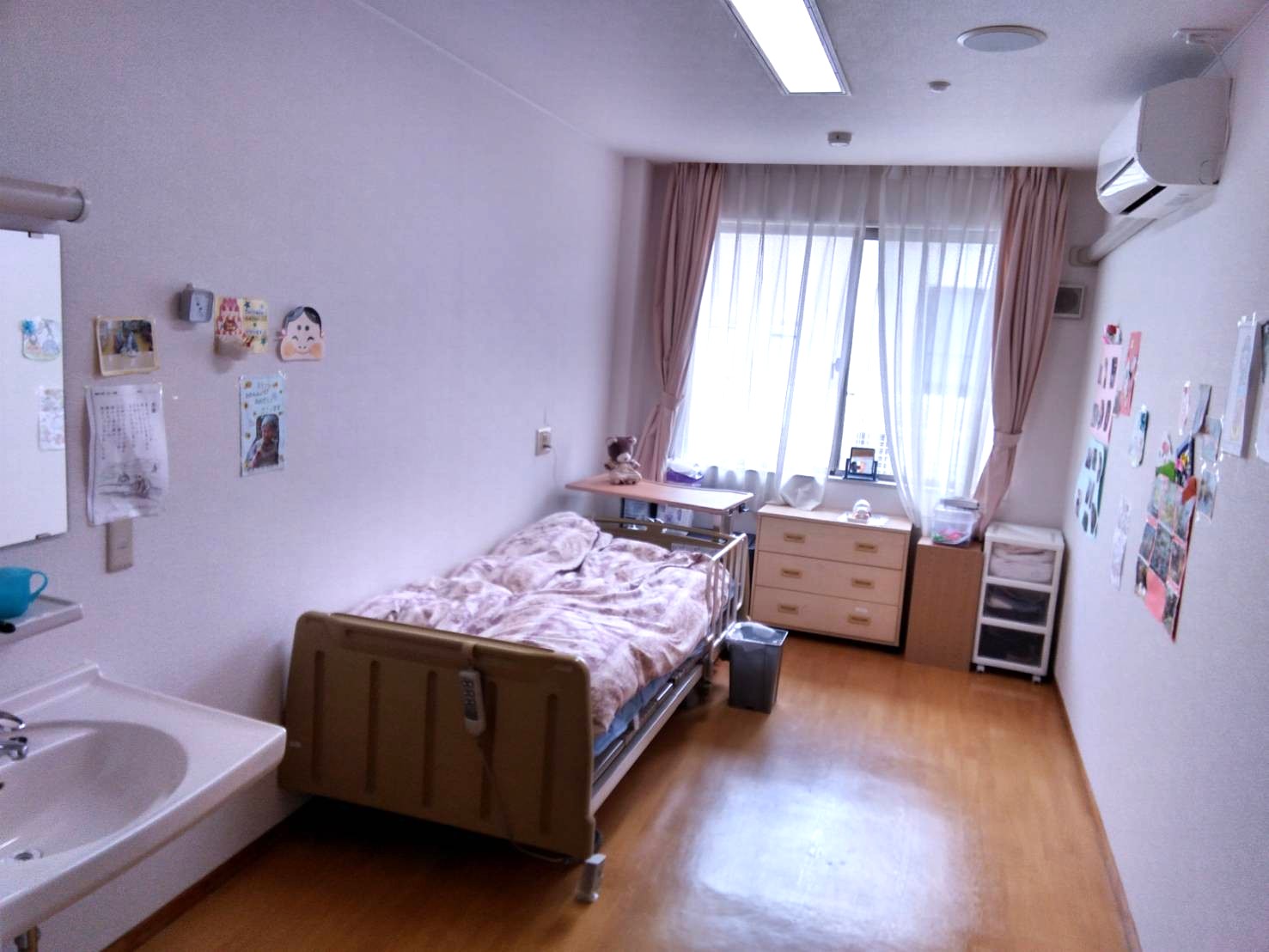 居室　日当たりが良く、明るいお部屋です。室内に洗面が取り付けられています。(グループホーム　ふれあい神戸西)